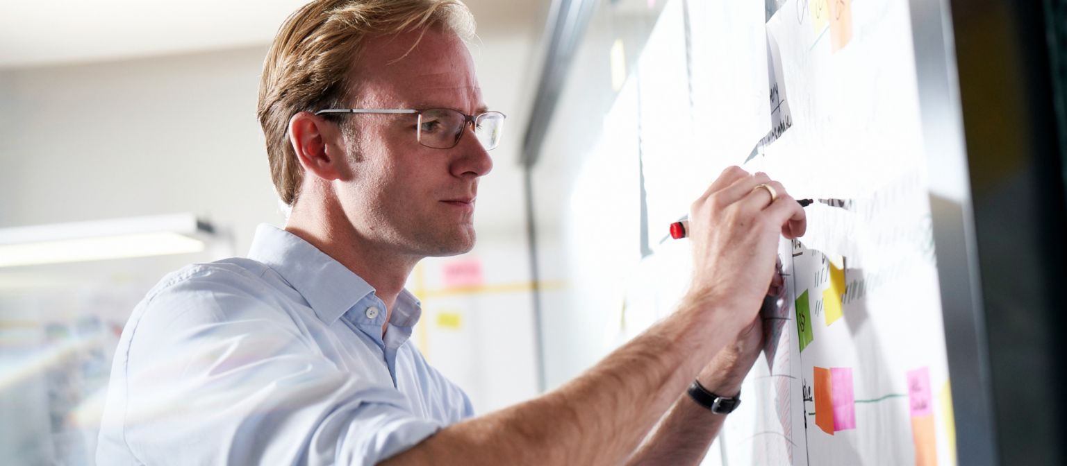 Receivables purchasing: Matthias Schmidt stands at a board and evaluates data 