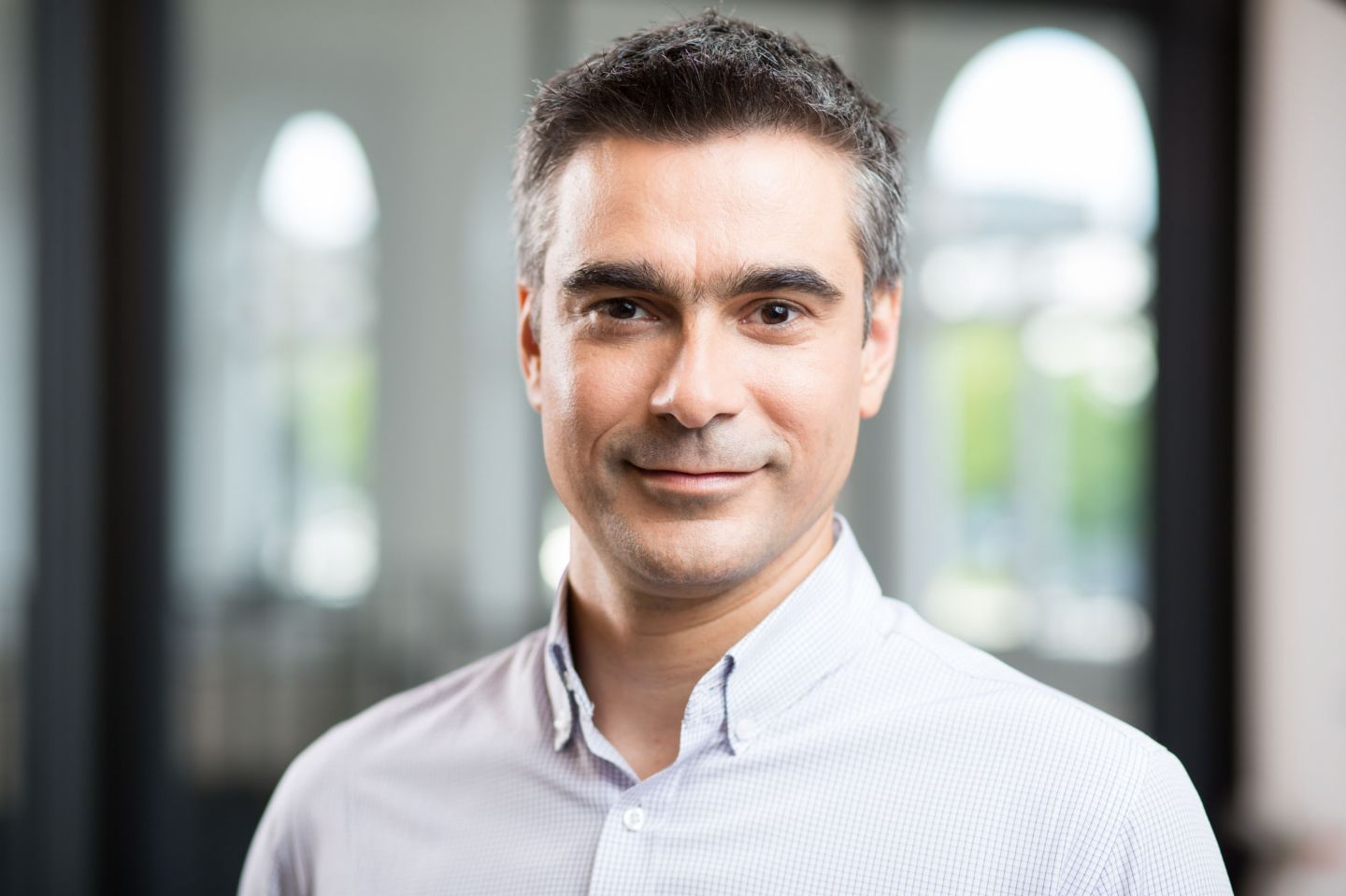 Portret Dobrina Mirevskog, u svijetloj prostoriji ispred prozora