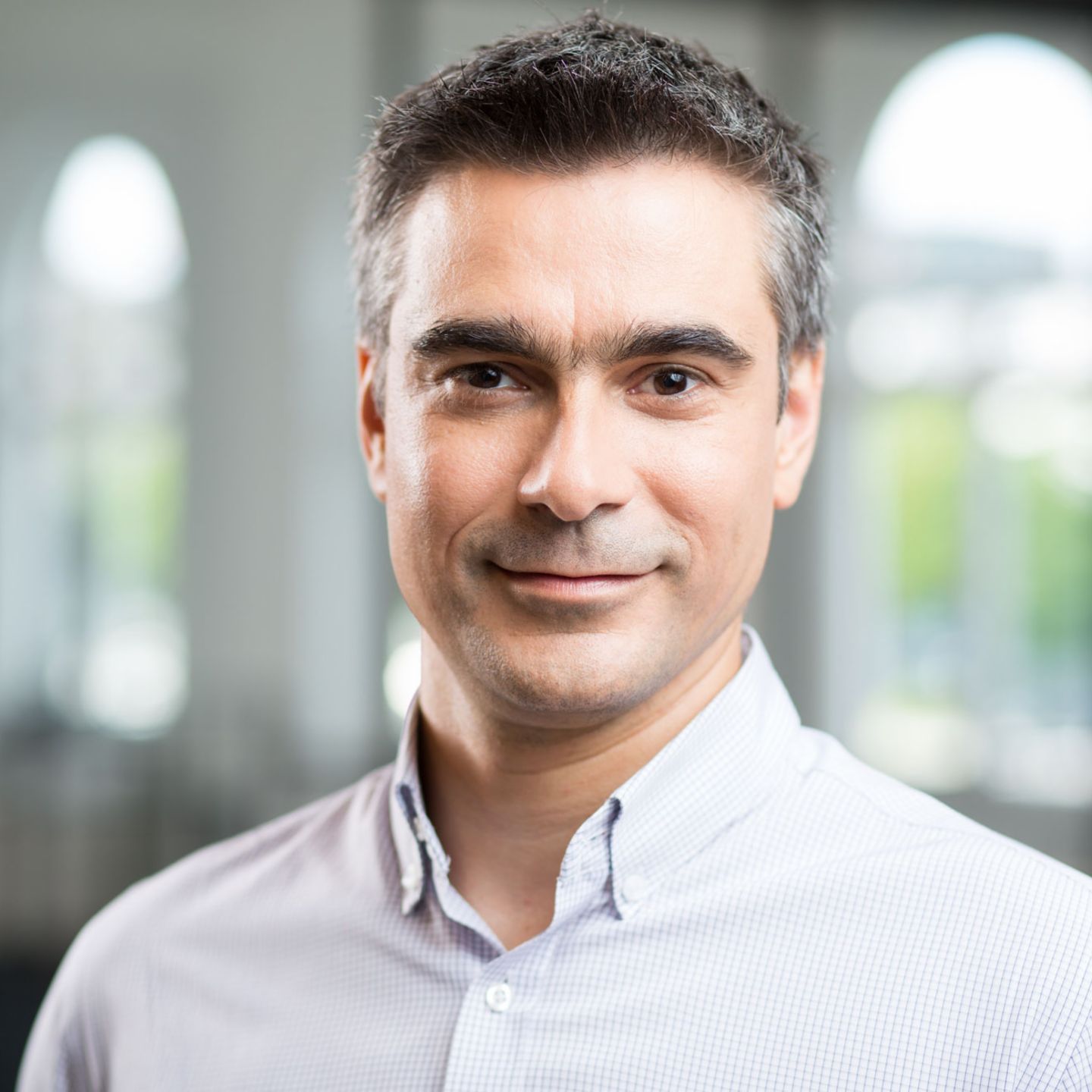 Portrét Dobrina Mirevského, v jasné místnosti před oknem