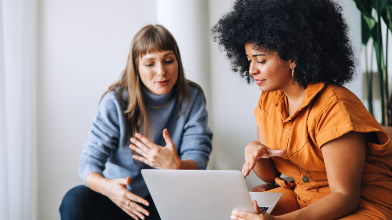 Tânără vorbind la telefonul mobil lângă un membru al echipei EOS cu căști și două femei vorbind