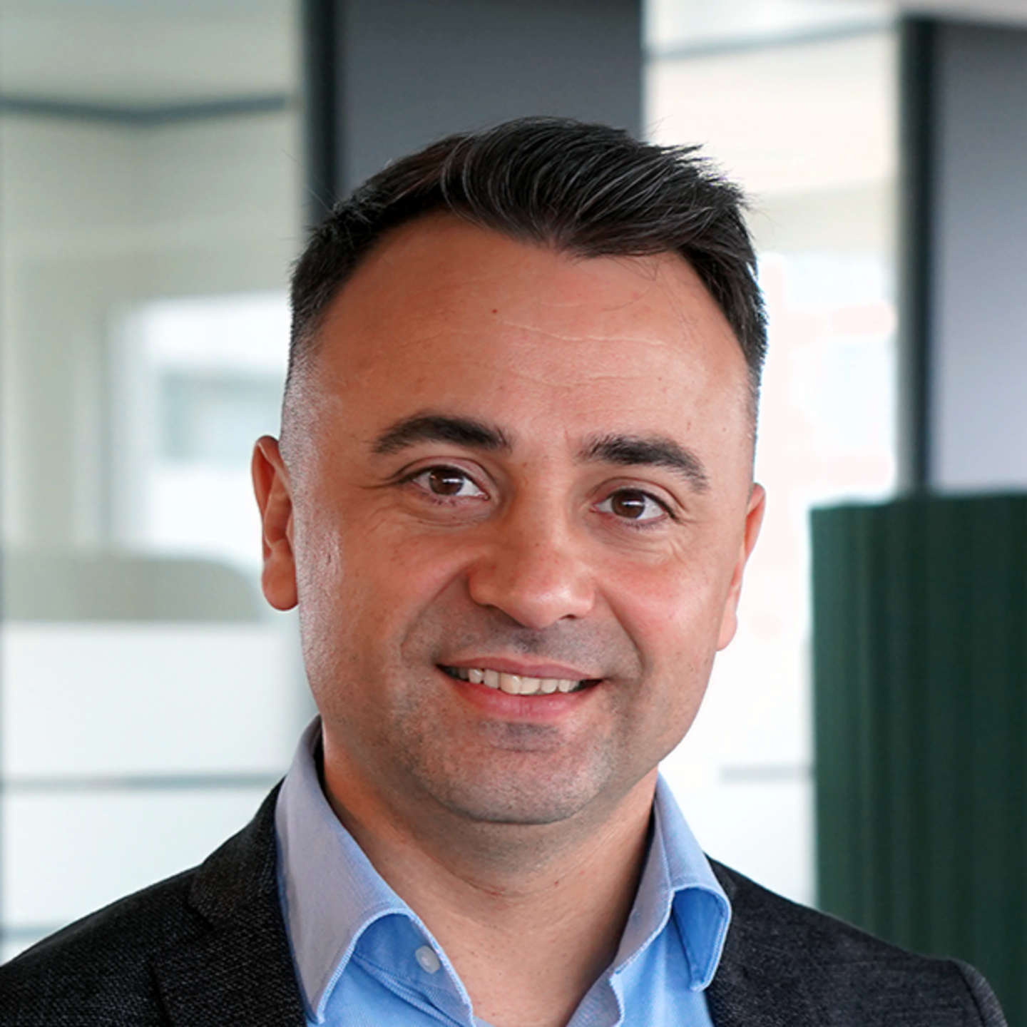 Obrázek zobrazuje portrét partnera v rozhovoru Paula Baltaga, manažera digitální transformace v EOS Rumunsku.